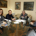 En el centro, Maria Guinovart y Àngel Ros, ayer en la Paeria.