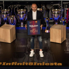 Andrés Iniesta, envoltat de trofeus, durant l’acte que li va dedicar ahir el Barcelona.