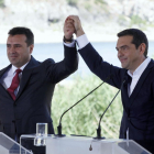 Los primeros ministros de Macedonia y Grecia, ayer tras la firma del acuerdo en Prespes. 