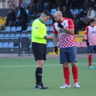 Adrià, con el árbitro que lo expulsó, en otra acción del partido.