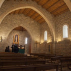 Els nous vitralls - A dalt, dos dels nous vitralls, que exhibeixen l’escut de Tàrrega i la mitra i bàcul episcopal. A la dreta, vista de l’interior de l’ermita i les imatges de sant Eloi i sant Francesc d’Assís dels vitralls que falten.
