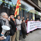 Pensionistas leridanos en una protesta ante la sede de la Seguridad Social en la demarcación.