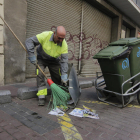 Un operari d’Ilnet escombra el carrer.