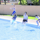 Niños bañándose en las piscinas de Cappont el pasado sábado.