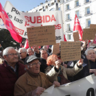 Pensionistas reunidos ante el Congreso de los Diputados, ayer. 