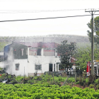 Vista de l’habitatge afectat per un incendi ahir a la partida de la Coma de Corbins.