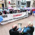 Concentración de la Marea Pensionistas de Lleida, ayer, ante la Paeria.