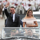 Bolsonaro y su esposa recorrieron el centro de Brasilia en este coche descapotable.
