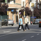 Peatones cruzando por medio de la calle Príncep de Viana.