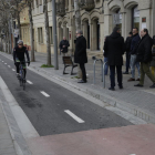 Un ciclista circula pel carril bici de la rambla d’Aragó.