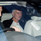 Jose Mourinho, en el momento de salir de su hotel tras haber sido destituido por el United.
