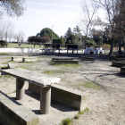 En la actual zona de picnic hay varias mesas en muy mal estado y varias de ellas han sido arrancadas. 