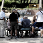 Imagen de archivo de un grupo de pensionistas en un parque.