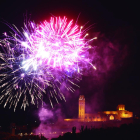El castell de focs artificials des del marge esquerre del Segre, a càrrec de la pirotècnica castellonenca Peñarroja, va posar ahir a la nit el colofó a les Festes de la Tardor de Lleida.
