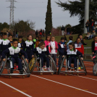 Els nens i nenes de la jornada de miniatletisme van fer curses en cadira de rodes per prendre consciència sobre l’esport adaptat.