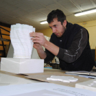 Erik Schmitz, con la maqueta del nuevo monumento.