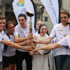 Albert Hermoso, segundo por la izquierda, fue uno de los primeros relevistas de la llama de los Juegos Special Olympics.