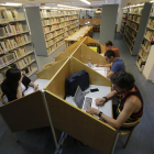 Imagen de archivo de alumnos en una biblioteca de la UdL.