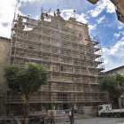 La estructura metálica y las mallas que se han instalado en la fachada de la colegiata neoclásica de Santa Maria de Guissona.