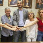 Un momento de la firma del convenio, ayer, entre el ayuntamiento de Agramunt y la Associació Alba.