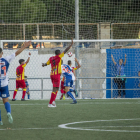 Jugadors del Lleida reclamen fora de joc en l’acció que va suposar el 2-1 al camp de l’Ebro.