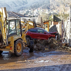 Consecuencias de la tromba de agua que llenó las calles de la localidad lucense de Viveiro, ayer.