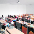 Alumnes de quart del grau d’Educació Primària bilingüe de la UdL, dimecres passat en un seminari impartit en anglès.