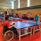 Usuarios del Centro de Dia de ASPID practican el tenis de mesa en las instalaciones del CTT Borges.