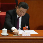 Xi Jinping presiona un botón en la sesión de ayer.
