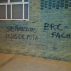 Denuncian pintadas contra ERC en el polideportivo de Balaguer