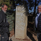 Amadeu Ros (derecha) y Josep Companys, sobrino del President, ante el monumento dañado. 
