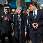 La primera ministra británica, Theresa May, junto al jefe del cuerpo policial de Wiltshire .