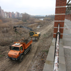 Obras en uno de los márgenes del río Cinca a su paso por la capital para limpiar de vegetación la zonas de desagüe urbano y de regadíos.