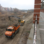 Obres en un dels marges del riu Cinca al seu pas per la capital per netejar de vegetació la zones de desaigüe urbà i de regadius.