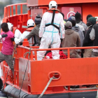 Imatge del desembarcament de 152 immigrants rescatats ahir en aigües canàries