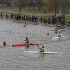 Uns palistes remant durant la Duatló Kayak Cross a Balaguer ahir.