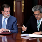 Mariano Rajoy i Román Rodríguez (NC) firmen l’acord.