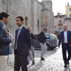 El conseller Calvet, a su llegada a La Seu, con el alcalde.