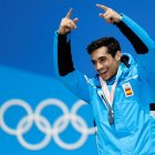 Javier Fernández posa con la medalla de bronce conseguida ayer en los Juegos Olímpicos de Invierno.