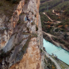 Operaris inspeccionen el pendent pròxim a la presa de Canelles.