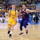 Nikola Radicevic, del Gran Canaria, ante el azulgrana Thomas Heurtel.