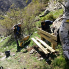Instal·lació d’un banc de fusta a la zona de Cerbi.