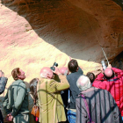 Visitants al Centre d’Interpretació de la Roca dels Moros.