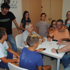 Los pequeños durante su primer contacto con los usuarios de la Llar de Jubilats de Puigverd de Lleida, ayer. 