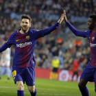 Messi y Dembélé, que anotó su primer gol en Liga y el segundo desde que está en el Barça, celebran el 1-2 que marcó Paco Alcácer.