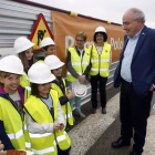 El conseller Bargalló, amb escolars d'Almenar, en un moment de la visita de les obres del nou centre.