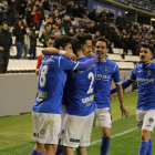 Els jugadors del Lleida abracen i corren a felicitar Javi López després d’aconseguir un gol tardà que deixava els tres punts a casa i que permet a l’equip mantenir fermes les aspiracions d’assolir el ‘play-off’ a la taula.