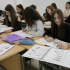 Alumnes de quart d’ESO de l’institut Ronda, durant una classe de xinès.