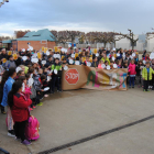 Protestas de los alumnos en el colegio de Bellvís, a la izquierda, y los de la escuela de Sant Ramon con pancartas, a la derecha.