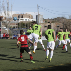 El jugador visitant Fabregat s’eleva per sobre de la resta per rebutjar de cap, davant la presència de Traguany i del local Jordi Martí.